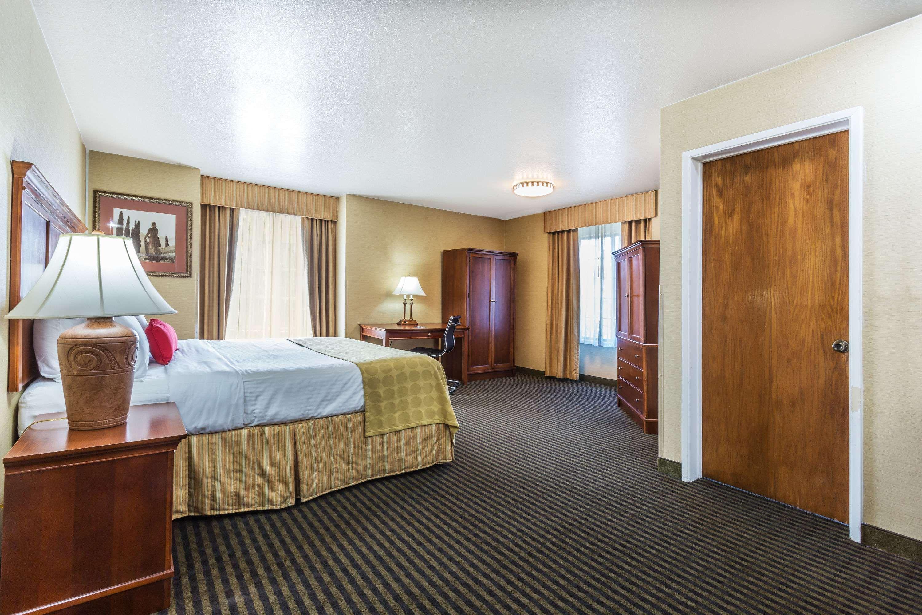 Ramada By Wyndham Mountain View Hotel Exterior photo